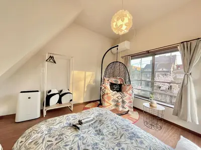 a bedroom with a bed and a chair and a window at \u90fd\u5185\u685c\u540d\u6240\u5bdd\u5ba4\u304b\u3089\u685c\u89b3\u8cde\u30ea\u30ce\u30d9\u30fc\u30ea\u30e7\u30f3\u4e00\u8ed2\u5bb6\u6c60\u888b\u30a8\u30ea\u30a2\u4e2d\u677f\u6a4b\u99c5 in Tokyo