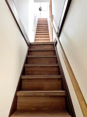 a staircase with wooden steps in a building at \u90fd\u5185\u685c\u540d\u6240\u5bdd\u5ba4\u304b\u3089\u685c\u89b3\u8cde\u30ea\u30ce\u30d9\u30fc\u30ea\u30e7\u30f3\u4e00\u8ed2\u5bb6\u6c60\u888b\u30a8\u30ea\u30a2\u4e2d\u677f\u6a4b\u99c5 in Tokyo
