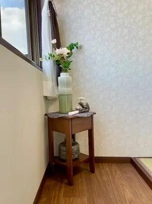 a vase with flowers on a table next to a window at \u90fd\u5185\u685c\u540d\u6240\u5bdd\u5ba4\u304b\u3089\u685c\u89b3\u8cde\u30ea\u30ce\u30d9\u30fc\u30ea\u30e7\u30f3\u4e00\u8ed2\u5bb6\u6c60\u888b\u30a8\u30ea\u30a2\u4e2d\u677f\u6a4b\u99c5 in Tokyo