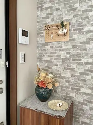 a vase sitting on a table in front of a brick wall at \u90fd\u5185\u685c\u540d\u6240\u5bdd\u5ba4\u304b\u3089\u685c\u89b3\u8cde\u30ea\u30ce\u30d9\u30fc\u30ea\u30e7\u30f3\u4e00\u8ed2\u5bb6\u6c60\u888b\u30a8\u30ea\u30a2\u4e2d\u677f\u6a4b\u99c5 in Tokyo