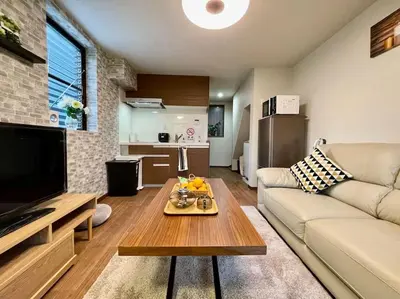 a living room with a couch and a table at \u90fd\u5185\u685c\u540d\u6240\u5bdd\u5ba4\u304b\u3089\u685c\u89b3\u8cde\u30ea\u30ce\u30d9\u30fc\u30ea\u30e7\u30f3\u4e00\u8ed2\u5bb6\u6c60\u888b\u30a8\u30ea\u30a2\u4e2d\u677f\u6a4b\u99c5 in Tokyo