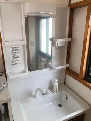a bathroom with a sink and a mirror at 3-min to Station,5BR, 1LR villa near Asakusa, 95\u5e73\u7c735\u95f4\u5367\u5ba4\u4f11\u606f\u597d Stay Dream Hotel in Tokyo