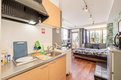a kitchen with a sink and a bedroom with a bed at 301\u95e8\u524d\u4ef2\u753a\u4e24\u5206\u949f\u6b65\u884c \u5168\u65b0\u5bbd\u655e\u516c\u5bd3 \u4e24\u6761\u5730\u94c1\u76f4\u8fbe\u65b0\u5bbf\u4e1c\u4eac\u4e0a\u91ce in Tokyo