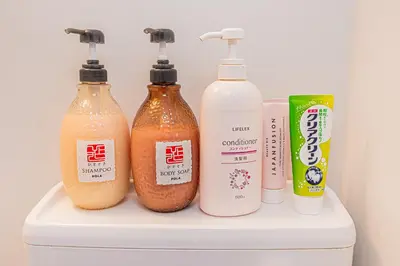 three bottles of laundry detergent and bleach on a shelf at 301\u95e8\u524d\u4ef2\u753a\u4e24\u5206\u949f\u6b65\u884c \u5168\u65b0\u5bbd\u655e\u516c\u5bd3 \u4e24\u6761\u5730\u94c1\u76f4\u8fbe\u65b0\u5bbf\u4e1c\u4eac\u4e0a\u91ce in Tokyo