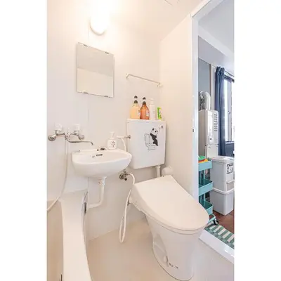 a white bathroom with a toilet and a sink at 301\u95e8\u524d\u4ef2\u753a\u4e24\u5206\u949f\u6b65\u884c \u5168\u65b0\u5bbd\u655e\u516c\u5bd3 \u4e24\u6761\u5730\u94c1\u76f4\u8fbe\u65b0\u5bbf\u4e1c\u4eac\u4e0a\u91ce in Tokyo