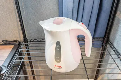 a tea kettle sitting on top of a drying rack at 301\u95e8\u524d\u4ef2\u753a\u4e24\u5206\u949f\u6b65\u884c \u5168\u65b0\u5bbd\u655e\u516c\u5bd3 \u4e24\u6761\u5730\u94c1\u76f4\u8fbe\u65b0\u5bbf\u4e1c\u4eac\u4e0a\u91ce in Tokyo
