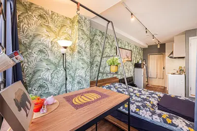 a room with a bed and a table in it at 301\u95e8\u524d\u4ef2\u753a\u4e24\u5206\u949f\u6b65\u884c \u5168\u65b0\u5bbd\u655e\u516c\u5bd3 \u4e24\u6761\u5730\u94c1\u76f4\u8fbe\u65b0\u5bbf\u4e1c\u4eac\u4e0a\u91ce in Tokyo
