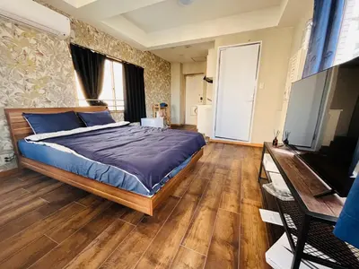 a bedroom with a bed and a flat screen tv at \u95e8\u524d\u4ef2\u753a2\u5206\u949f 2\u6761\u5730\u94c1\u4ea4\u6c47 \u76f4\u901a\u4e1c\u4eac\u4e1c\u897f\u5357\u5317 \u623f\u95f4\u5bbd\u655e401 in Tokyo