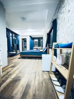 a bedroom with a bed and a wooden floor at \u95e8\u524d\u4ef2\u753a2\u5206\u949f 2\u6761\u5730\u94c1\u4ea4\u6c47 \u76f4\u901a\u4e1c\u4eac\u4e1c\u897f\u5357\u5317 \u623f\u95f4\u5bbd\u655e401 in Tokyo