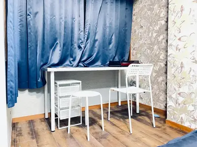 a desk with two chairs and a table with blue curtains at \u95e8\u524d\u4ef2\u753a2\u5206\u949f 2\u6761\u5730\u94c1\u4ea4\u6c47 \u76f4\u901a\u4e1c\u4eac\u4e1c\u897f\u5357\u5317 \u623f\u95f4\u5bbd\u655e401 in Tokyo