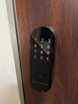a close up of a clock on a wooden door at \u95e8\u524d\u4ef2\u753a2\u5206\u949f 2\u6761\u5730\u94c1\u4ea4\u6c47 \u76f4\u901a\u4e1c\u4eac\u4e1c\u897f\u5357\u5317 \u623f\u95f4\u5bbd\u655e401 in Tokyo