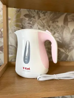 a tea kettle sitting on top of a wooden shelf at \u95e8\u524d\u4ef2\u753a2\u5206\u949f 2\u6761\u5730\u94c1\u4ea4\u6c47 \u76f4\u901a\u4e1c\u4eac\u4e1c\u897f\u5357\u5317 \u623f\u95f4\u5bbd\u655e401 in Tokyo