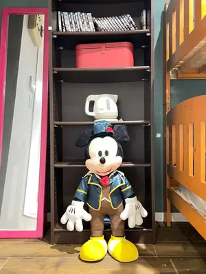 a stuffed bear is sitting in a closet at \u4e1c\u4eac\u4e2d\u5fc3 \u65b0\u88c5\u4fee\u6e29\u99a8\u5bbd\u655e\u516c\u5bd3 202\u4ea4\u901a\u65b9\u4fbf\u4e24\u6761\u5730\u94c1\u76f4\u8fbe\u4e0a\u91ce\u65b0\u5bbf\u4e1c\u4eac in Tokyo