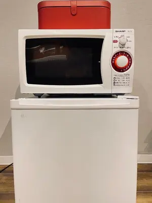 a microwave sitting on top of a white refrigerator at \u4e1c\u4eac\u4e2d\u5fc3 \u65b0\u88c5\u4fee\u6e29\u99a8\u5bbd\u655e\u516c\u5bd3 202\u4ea4\u901a\u65b9\u4fbf\u4e24\u6761\u5730\u94c1\u76f4\u8fbe\u4e0a\u91ce\u65b0\u5bbf\u4e1c\u4eac in Tokyo