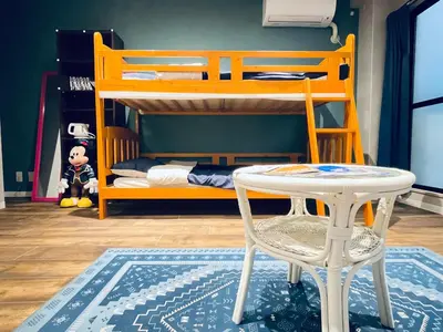 a childs bedroom with a table and a bunk bed at \u4e1c\u4eac\u4e2d\u5fc3 \u65b0\u88c5\u4fee\u6e29\u99a8\u5bbd\u655e\u516c\u5bd3 202\u4ea4\u901a\u65b9\u4fbf\u4e24\u6761\u5730\u94c1\u76f4\u8fbe\u4e0a\u91ce\u65b0\u5bbf\u4e1c\u4eac in Tokyo