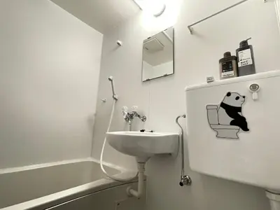 a bathroom with a sink and a panda on a chair at \u4e1c\u4eac\u4e2d\u5fc3 \u65b0\u88c5\u4fee\u6e29\u99a8\u5bbd\u655e\u516c\u5bd3 202\u4ea4\u901a\u65b9\u4fbf\u4e24\u6761\u5730\u94c1\u76f4\u8fbe\u4e0a\u91ce\u65b0\u5bbf\u4e1c\u4eac in Tokyo