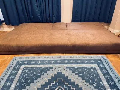 a bed sitting on top of a floor with a rug at \u4e1c\u4eac\u4e2d\u5fc3 \u65b0\u88c5\u4fee\u6e29\u99a8\u5bbd\u655e\u516c\u5bd3 202\u4ea4\u901a\u65b9\u4fbf\u4e24\u6761\u5730\u94c1\u76f4\u8fbe\u4e0a\u91ce\u65b0\u5bbf\u4e1c\u4eac in Tokyo