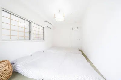 a white bedroom with a bed and a window at \u5927\u585a\u99c51\u5206\uff01\u6c60\u888b\u30a8\u30ea\u30a2\uff01\u30b0\u30eb\u30fc\u30d7\u65c5\u884c\u306b\u6700\u9069 in Tokyo