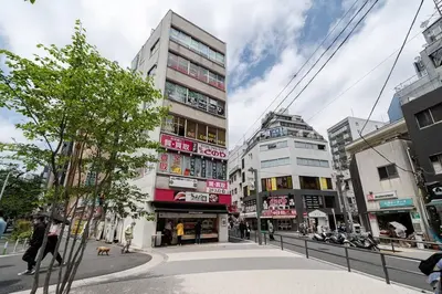 a city street with tall buildings and a dog at \u5927\u585a\u99c51\u5206\uff01\u6c60\u888b\u30a8\u30ea\u30a2\uff01\u30b0\u30eb\u30fc\u30d7\u65c5\u884c\u306b\u6700\u9069 in Tokyo