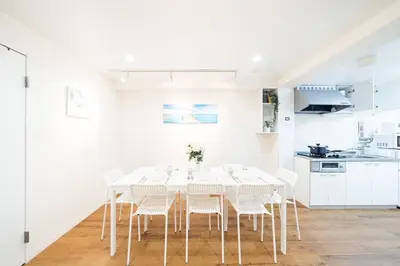a white dining room with a white table and chairs at \u5927\u585a\u99c51\u5206\uff01\u6c60\u888b\u30a8\u30ea\u30a2\uff01\u30b0\u30eb\u30fc\u30d7\u65c5\u884c\u306b\u6700\u9069 in Tokyo
