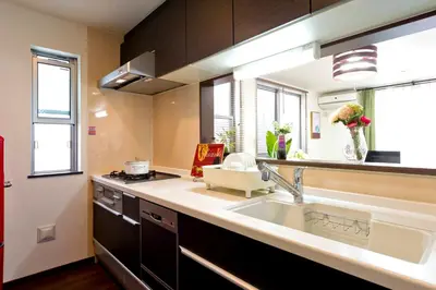 a kitchen with a sink and a stove and windows at 新宿顶级奢华三层独栋别墅/车站5分钟/儿童房/8人 in Tokyo