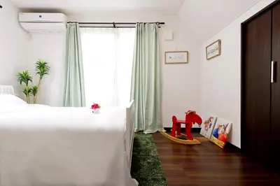 a bedroom with a white bed and a window at 新宿顶级奢华三层独栋别墅/车站5分钟/儿童房/8人 in Tokyo