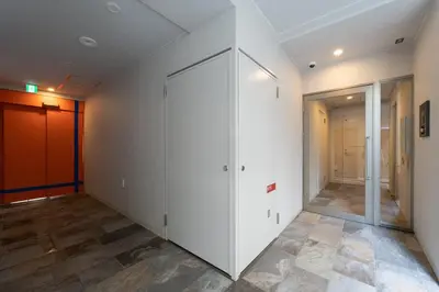 an empty room with white walls and a hallway at \u30ab\u30fc\u30b5\u30d6\u30e9\u30f3 in Tokyo