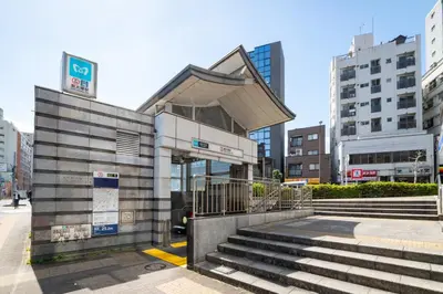 a building with stairs in a city with buildings at \u30ab\u30fc\u30b5\u30d6\u30e9\u30f3 in Tokyo