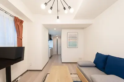 a living room with a couch and a tv at \u30ab\u30fc\u30b5\u30d6\u30e9\u30f3 in Tokyo