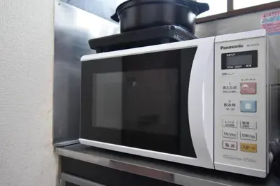 a microwave oven sitting on top of a counter at \u30a2\u30f3\u30c9\u30b9\u30c6\u30a4\u4e2d\u91ce5\u4e01\u76ee203 in Tokyo