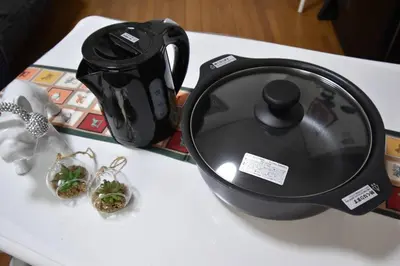 a table with a tea kettle and two miniature plants at \u30a2\u30f3\u30c9\u30b9\u30c6\u30a4\u4e2d\u91ce5\u4e01\u76ee203 in Tokyo