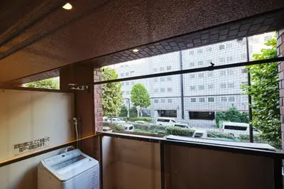 a window in a building with a washing machine in a room at 新宿繁华市中心艺术公馆/交通便利/徒步三分钟伊势丹/商务出行便利/免费Wi-Fi in Tokyo