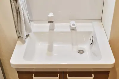 a white sink in a bathroom with towels at 新宿繁华市中心艺术公馆/交通便利/徒步三分钟伊势丹/商务出行便利/免费Wi-Fi in Tokyo