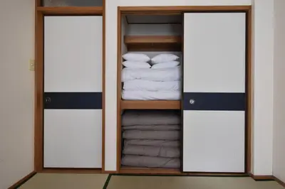 a room with a closet with folded towels at \u30e1\u30be\u30f3\u516b\u5343\u4ee3102 in Tokyo