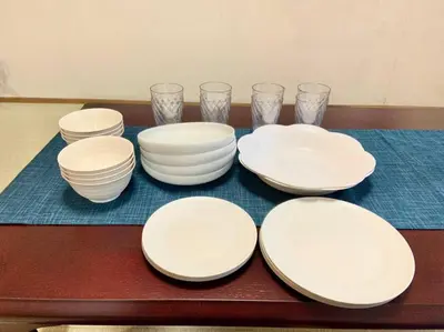 a group of white plates and cups on a table at \u30e1\u30be\u30f3\u516b\u5343\u4ee3102 in Tokyo