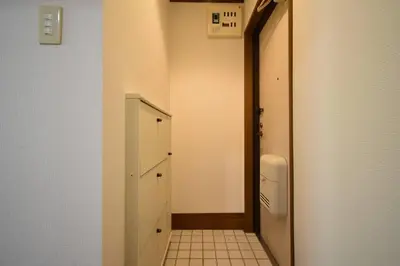 a corridor of a bathroom with a toilet and a urinal at \u30e1\u30be\u30f3\u516b\u5343\u4ee3102 in Tokyo