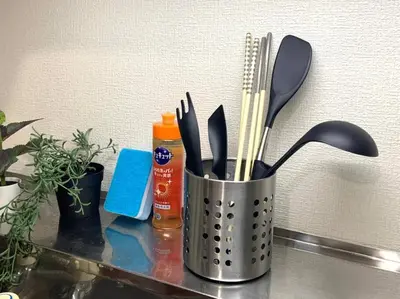 a metal container with utensils on a table at \u30e1\u30be\u30f3\u516b\u5343\u4ee3102 in Tokyo