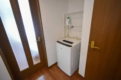 a small bathroom with a trash can next to a door at \u30e1\u30be\u30f3\u516b\u5343\u4ee3102 in Tokyo