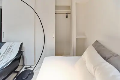 a bedroom with a white bed and a mirror at Regnocomfort Asakusa 3 - Vacation STAY 57915v in Tokyo