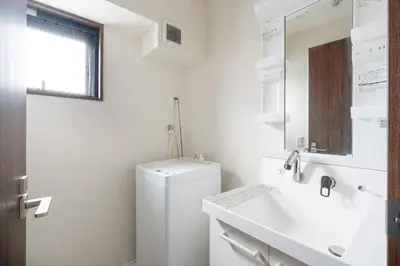 a white bathroom with a toilet and a sink at \u30e9\u30a6\u30ec\u30a2\u30bf\u30ef\u30fc\u6c60\u888b in Tokyo