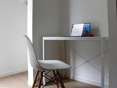 a white desk with a chair and a laptop on it at \u65b0\u5bbf\u30a8\u30ea\u30a2be\u30c6\u30e9\u30b9\u897f\u65b0\u5bbf in Tokyo