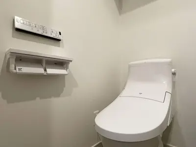 a bathroom with a white toilet in a room at \u65b0\u5bbf\u30a8\u30ea\u30a2be\u30c6\u30e9\u30b9\u897f\u65b0\u5bbf in Tokyo