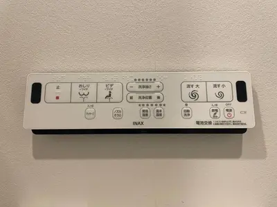 a remote control hanging on a wall at \u65b0\u5bbf\u30a8\u30ea\u30a2be\u30c6\u30e9\u30b9\u897f\u65b0\u5bbf in Tokyo