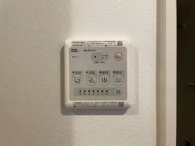 a wall with an electronic device on the wall at \u65b0\u5bbf\u30a8\u30ea\u30a2be\u30c6\u30e9\u30b9\u897f\u65b0\u5bbf in Tokyo