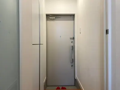 a white door in a room with a hallway at \u65b0\u5bbf\u30a8\u30ea\u30a2be\u30c6\u30e9\u30b9\u897f\u65b0\u5bbf in Tokyo