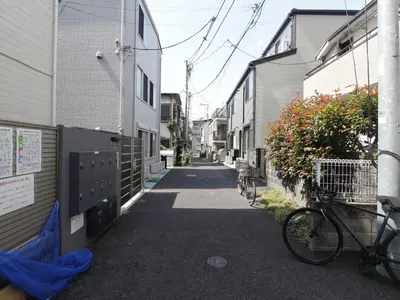 an alley with a bike parked next to buildings at \u65b0\u5bbf\u30a8\u30ea\u30a2be\u30c6\u30e9\u30b9\u897f\u65b0\u5bbf in Tokyo