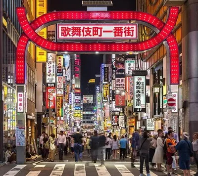 a crowd of people walking down a street in a city at \u65b0\u5bbf\u30a8\u30ea\u30a2be\u30c6\u30e9\u30b9\u897f\u65b0\u5bbf in Tokyo