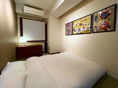 a bedroom with a white bed and a window at \u4e0a\u91ce\u6d45\u8349\u9280\u5ea7\u8fd1\u3044 \u5c71\u624b\u7dda\u5fa1\u5f92\u753a\u99c53\u5206 \u30a2\u30e1\u6a2a3\u5206 \u4e0a\u91ce\u99c510\u5206 \u4e0a\u91ce\u5e83\u5c0f\u8def\u99c53\u5206 \u6e6f\u5cf6\u99c52\u5206 2-4\u4eba \u30ec\u30c8\u30ed\u548c\u98a8\u7573\u5bdd\u5ba4 in Tokyo