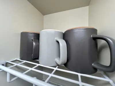 three coffee mugs in a drying rack in a kitchen at \u4e0a\u91ce\u6d45\u8349\u9280\u5ea7\u8fd1\u3044 \u5c71\u624b\u7dda\u5fa1\u5f92\u753a\u99c53\u5206 \u30a2\u30e1\u6a2a3\u5206 \u4e0a\u91ce\u99c510\u5206 \u4e0a\u91ce\u5e83\u5c0f\u8def\u99c53\u5206 \u6e6f\u5cf6\u99c52\u5206 2-4\u4eba \u30ec\u30c8\u30ed\u548c\u98a8\u7573\u5bdd\u5ba4 in Tokyo