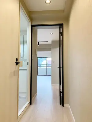 an empty hallway with a door and a mirror at Shinjuku 2min walk! Shinjuku kabukicho \u6b4c\u821e\u4f0e\u753a! \u8f66\u7ad9\u6b65\u884c2\u5206! 2\u4e2a\u5367\u5ba4\u516c\u5bd3! \u65b0\u88c5\u4fee\u516c\u5bd3!\u5e72\u6e7f\u5206\u79bb! \u667a\u80fd\u9a6c\u6876! \u9ad8\u901f\u65e0\u9650\u5236\u7f51\u8def1001 in Tokyo